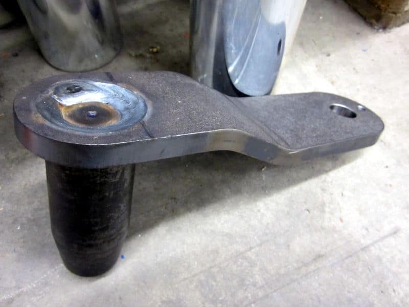 Levy hitsattu karkaistuun akseliin